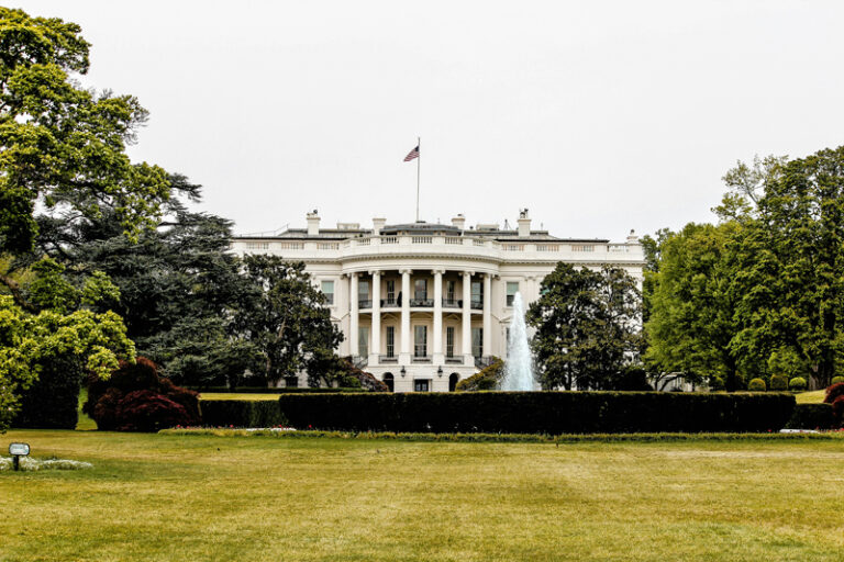 Image of the US White House from the front lawn